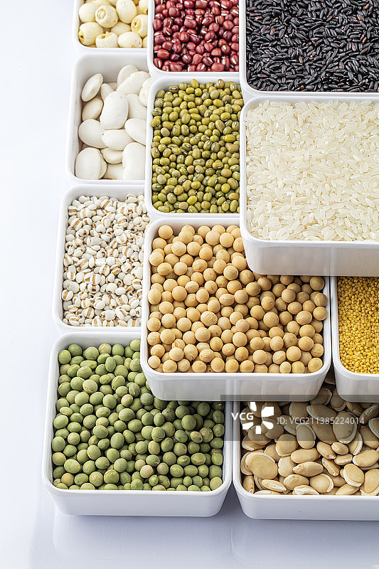 盒子里的各种谷物和豆类图片素材