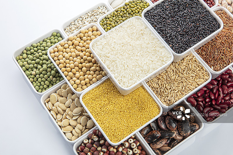 盒子里的各种谷物和豆类图片素材