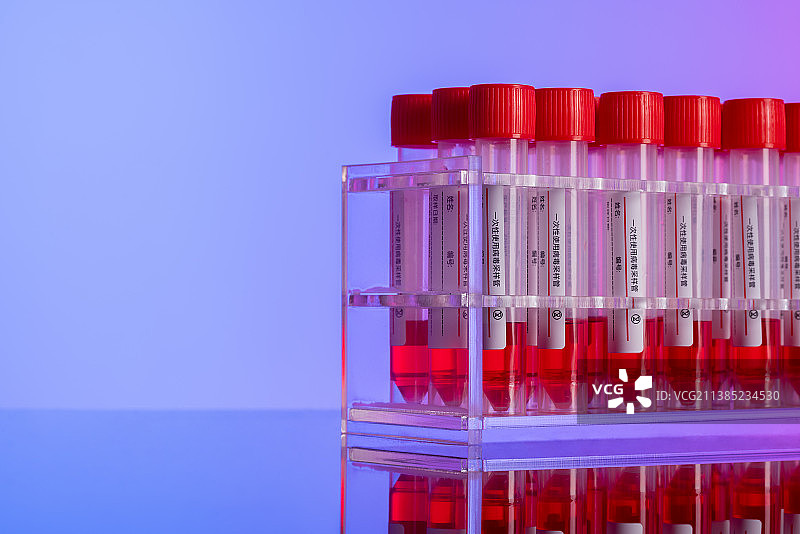 实验室桌子上的红色试管图片素材