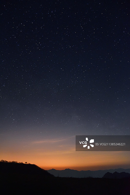 夜空映衬群山风景图片素材
