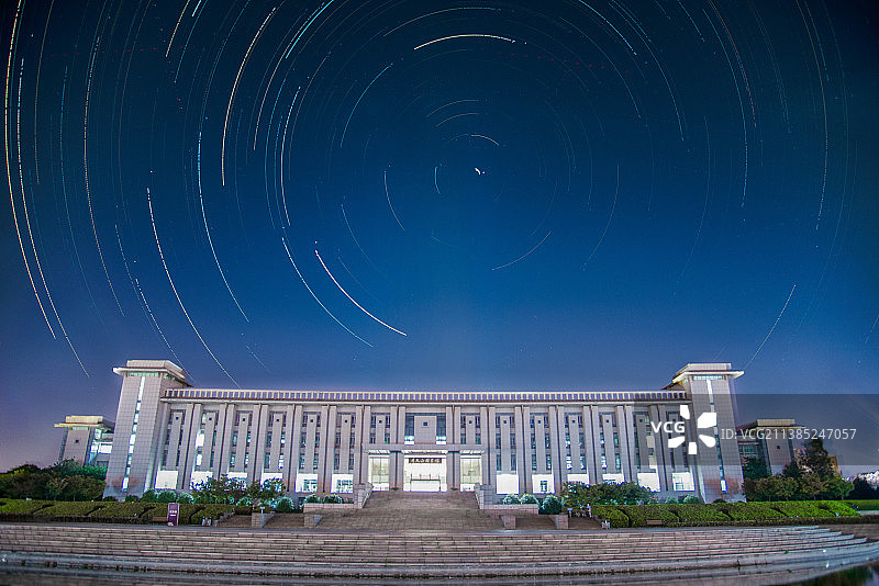 东南大学九龙湖校区李文正图书馆与大草坪图片素材