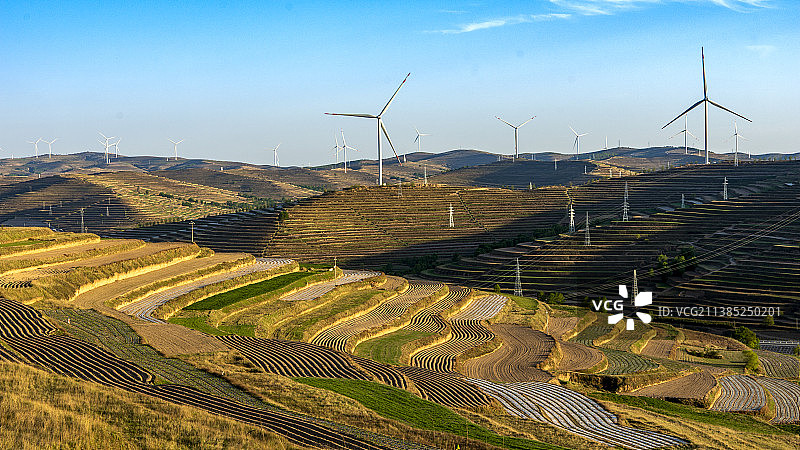 甘肃通渭，夕阳映照下的层层梯田呈现陇中黄土高原别样美景图片素材