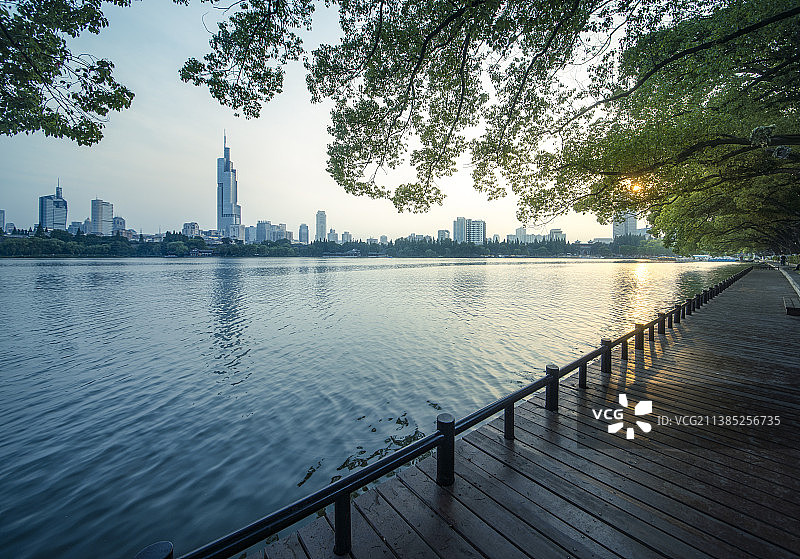 江苏南京玄武湖的栈道和紫峰大厦CBD图片素材
