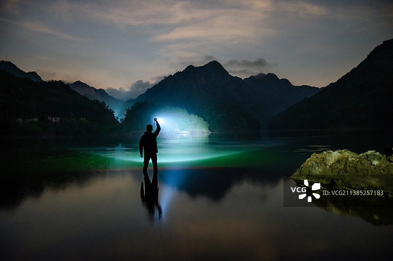 强光手电照亮山野图片素材