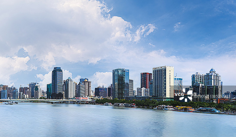广东省广州珠江航道都市风光、建筑景观、城市天际线CBD、经济商务金融区、珠江日夜游游轮码头图片素材