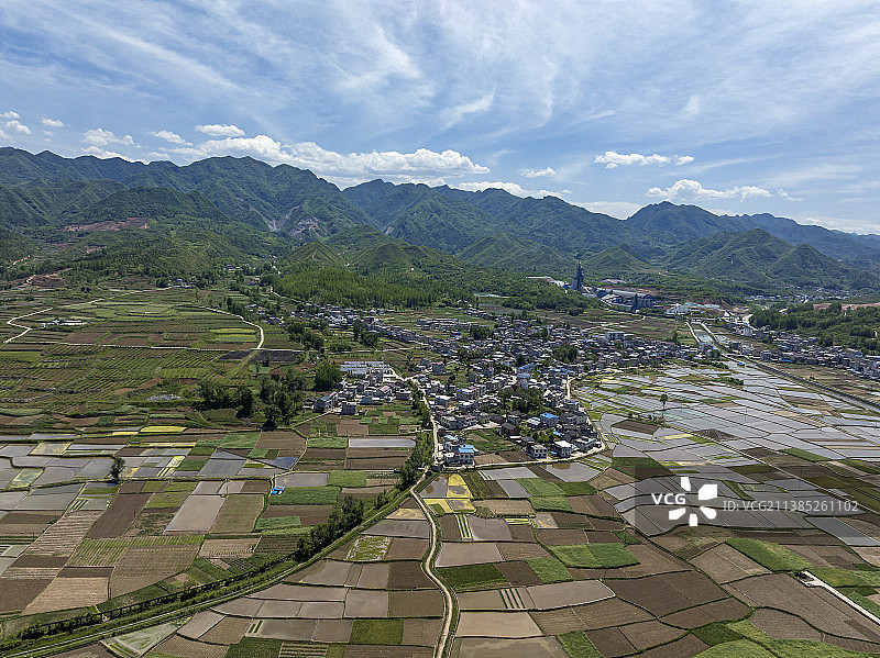 房县化龙堰镇万亩水田图片素材