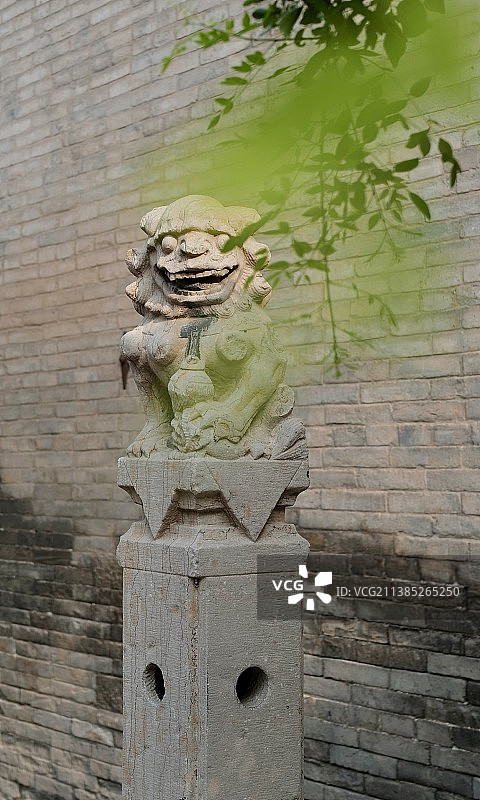 山西灵石王家大院狮子造型拴马石图片素材