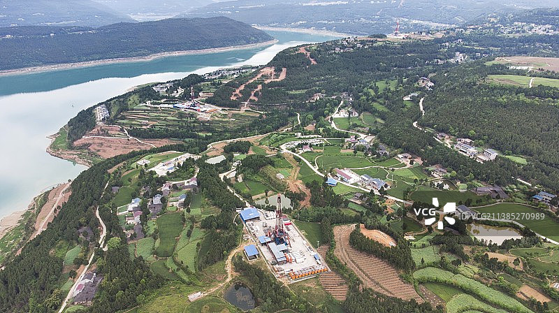 航拍四川苍溪嘉陵江边的天然气钻井现场风景图片素材