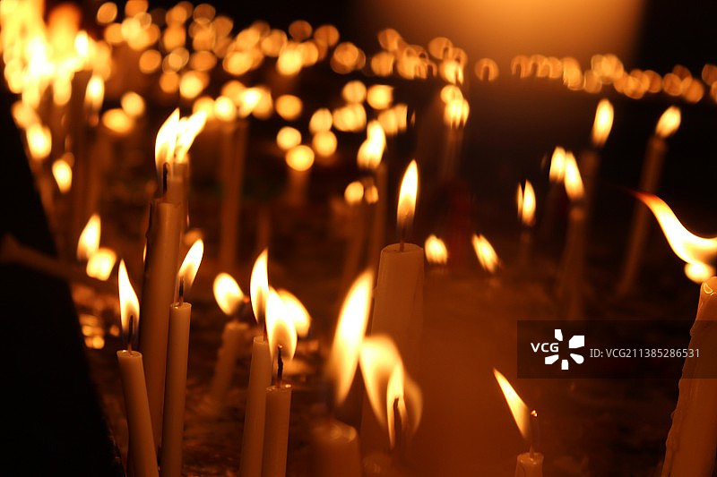 希望之光，印度德里寺庙点燃的蜡烛特写图片素材