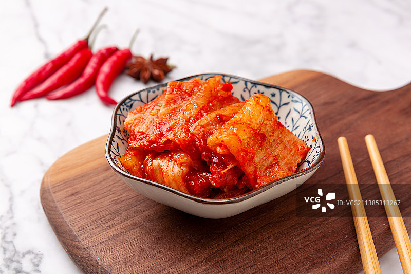 装在盘子里的辣白菜特写图片素材