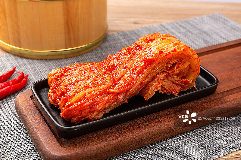 装在盘子里的辣白菜特写图片素材