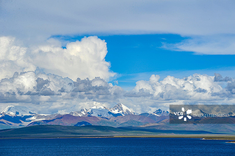 西藏纳木错湖和远处的念青唐古拉山和云景图片素材