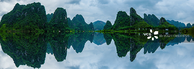 山水湖面倒映全景图片素材