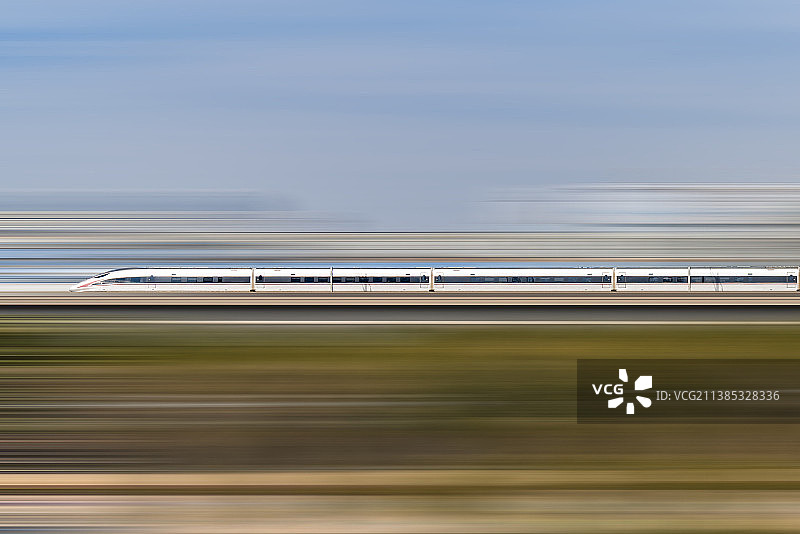 极速行驶的复兴号高铁列车图片素材