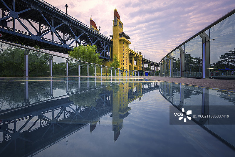 玻璃栈桥倒影中的桥头堡+南京长江大桥图片素材