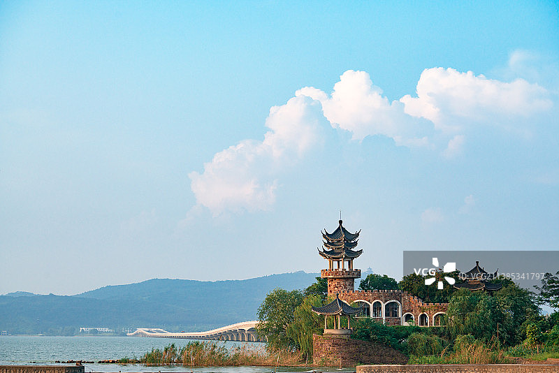 傍晚时候的苏州西山风景区的凤凰台和太湖大桥图片素材