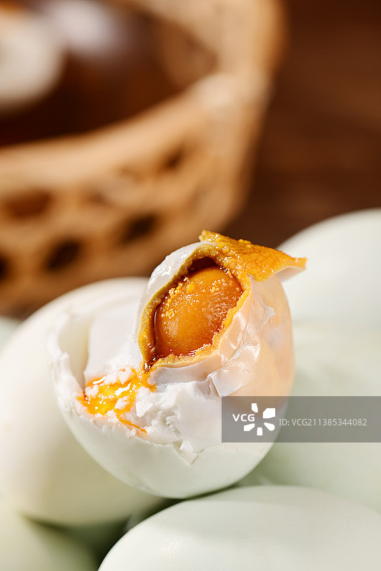 剥开的咸鸭蛋图片素材