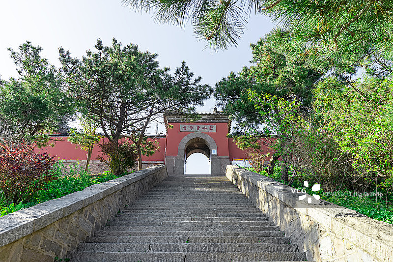 中国非都市风光拍摄主题，山东省泰安市国内著名景点泰山风景区，低视角仰拍南天门红色城门和台阶楼梯图片素材