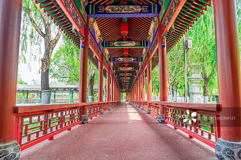 中国非都市风光拍摄主题，山东省泰安市岱岳区泰山西湖风景区，延伸的长廊栈道步行道路，户外白昼无人图像摄图片素材