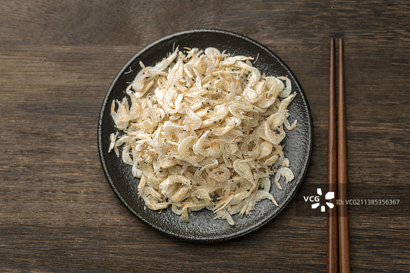 一盘虾皮特写木桌面背景图片素材