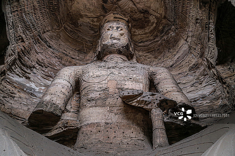 大同云冈石窟第十七窟弥勒三尊洞主像交脚弥勒，头戴宝冠，胸佩蛇饰及短璎珞，具有浓郁的异域情调图片素材