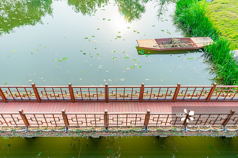 中国非都市风光拍摄主题，山东省泰安市岱岳区泰山西湖风景区，高视角俯拍木制栈道步行道路外立面和湖泊图片素材