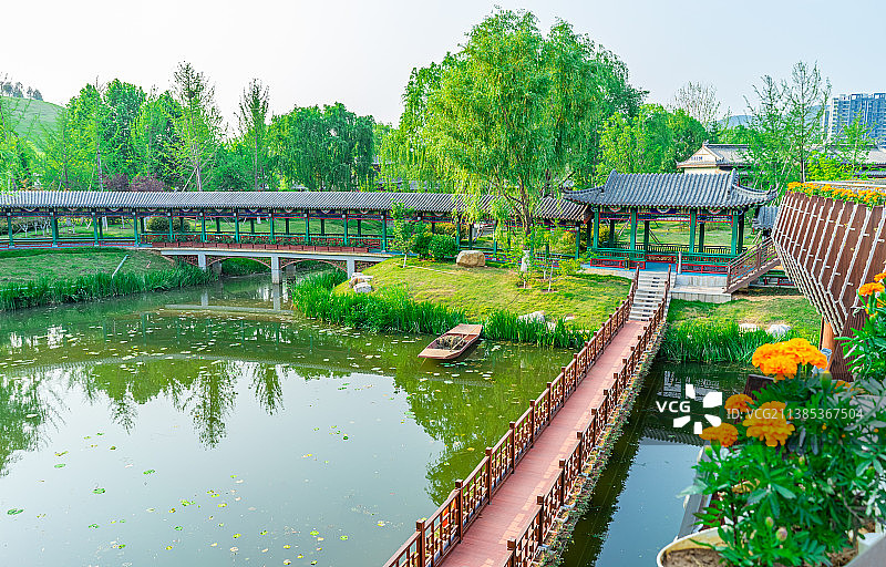 中国非都市风光拍摄主题，山东省泰安市岱岳区泰山西湖风景区，木制栈道步行道路外立面和湖泊，户外白昼无人图片素材