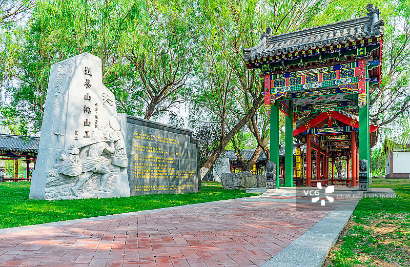 中国非都市风光拍摄主题，山东省泰安市岱岳区泰山西湖风景区，致泰山挑山工石碑和延伸的长廊栈道步行道路图片素材