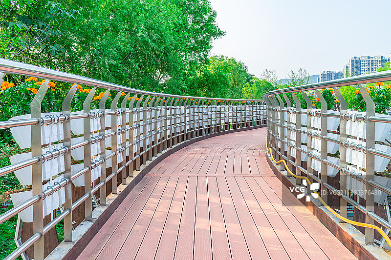 中国非都市风光拍摄主题，山东省泰安市岱岳区泰山西湖风景区，红色木制栈道步行道路，户外白昼无人图像摄影图片素材