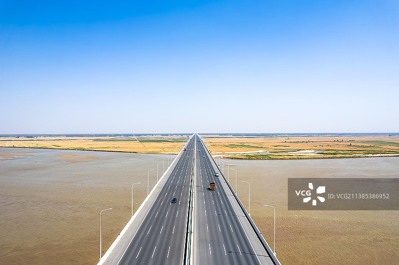 中国河南郑州官渡黄河大桥夏季航拍风光图片素材