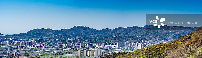 春天远眺北京门头沟城区九龙山永定河六环路定都阁图片素材