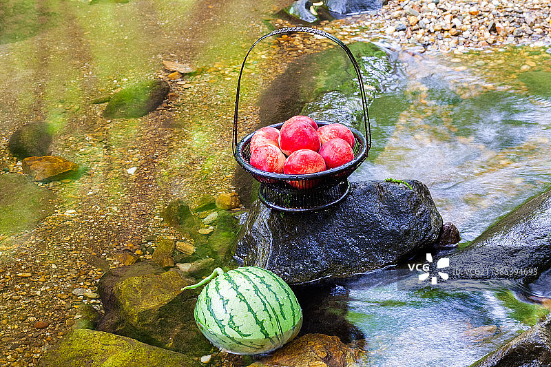 放在篮子里的水蜜桃图片素材