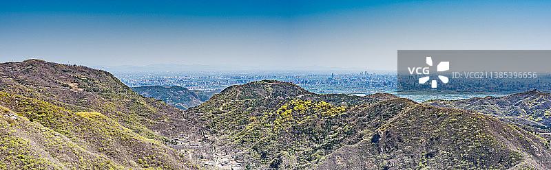 春天远眺北京小西山香山香炉峰与猴石崖峡谷图片素材