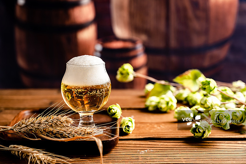 夏季清凉啤酒倒酒图片素材