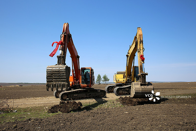 春季东北地区挖掘机在土地上作业图片素材