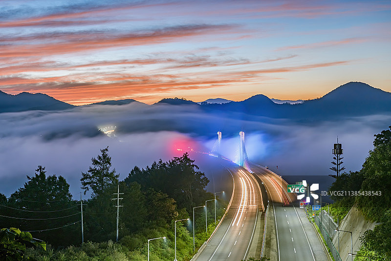 雾锁冶炉大桥图片素材