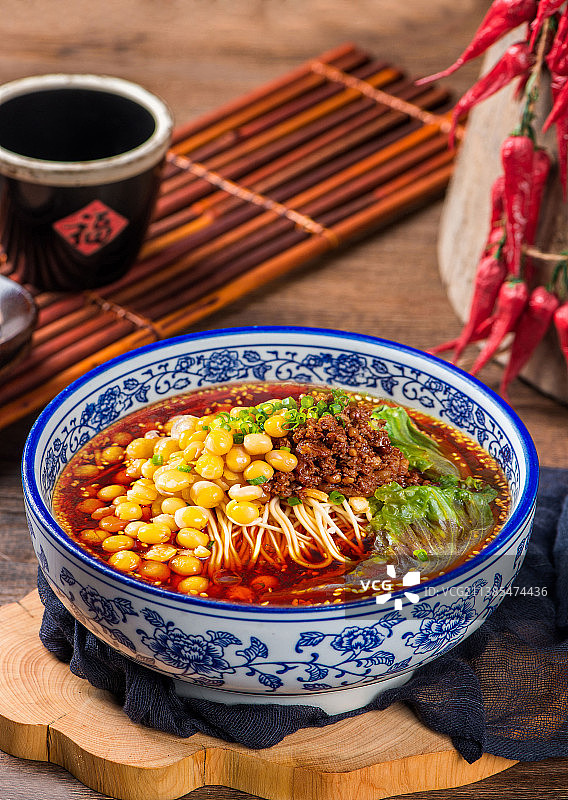一碗诱人的重庆小面豌杂面图片素材