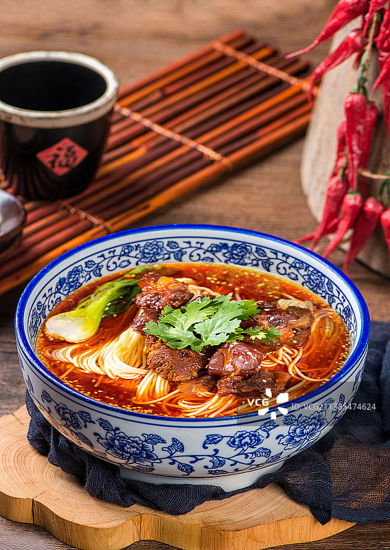 一碗诱人的重庆小面牛肉面图片素材