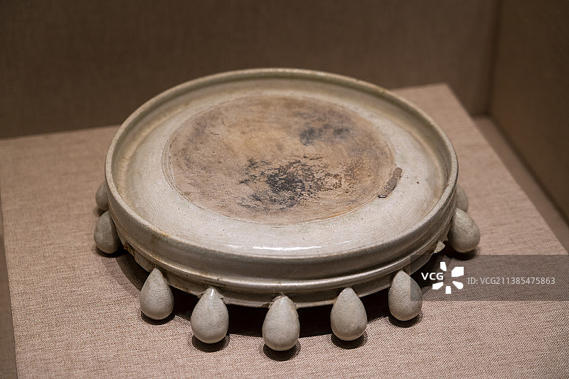 河南博物院：白釉多足瓷砚（唐代），巩义市出土图片素材