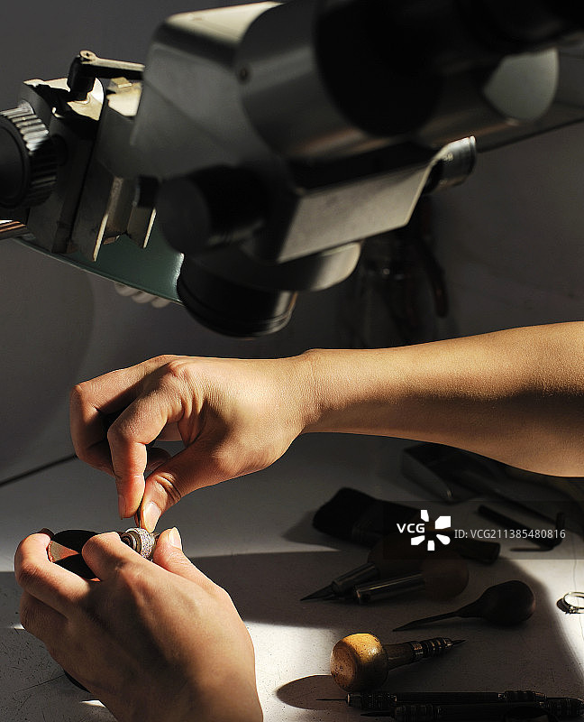 宝石镶嵌工艺之镶石图片素材