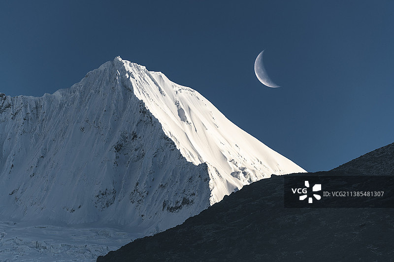 新月下的黑白灰图片素材