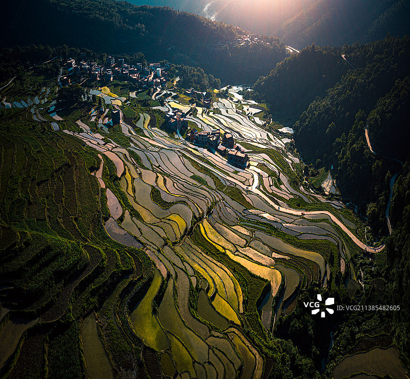布依族和汉族先民世世代代打造的近万亩梯田差错落在千壑万岭，一层层从山脚盘旋到山顶，蔚为壮观。图片素材