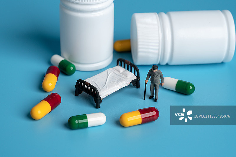站在床边靠药物助眠的老人微缩创意图片素材