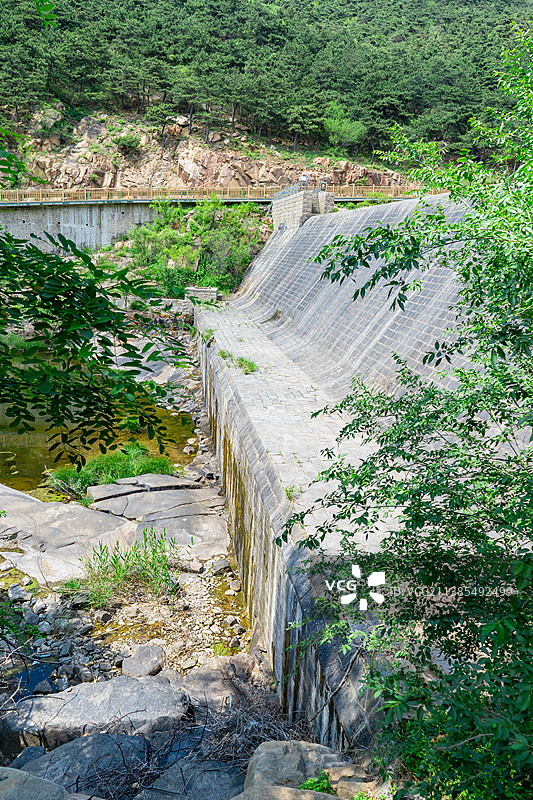 中国非都市风光拍摄主题，山东省泰安市岱岳区彩石溪风景区，巨大的水坝，绿色山脉，户外白昼无人图像摄影图片素材
