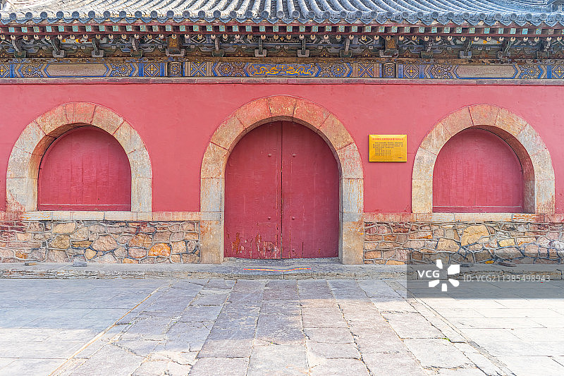 中国山东省泰安市泰山区泰山旅游景区著名景点，古代建筑行宫岱庙里的古典式随墙门拍摄主题，户外无人图像摄图片素材