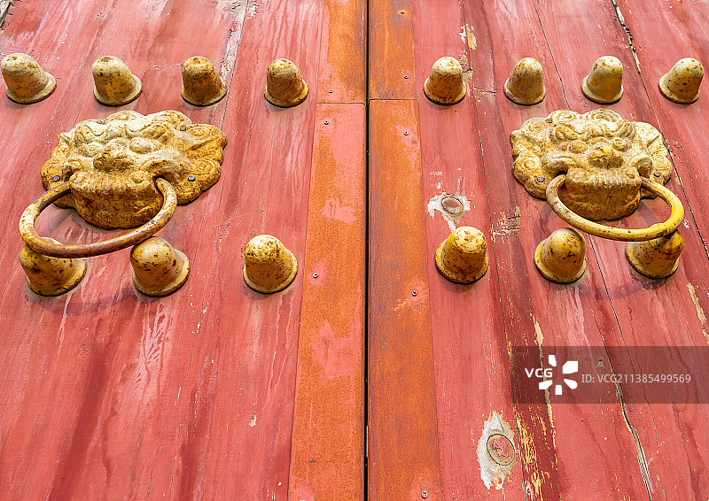 中国山东泰安著名景点泰山旅游风景区，岱庙行宫的城门和门环 门钉，户外无人图像静物摄影图片素材