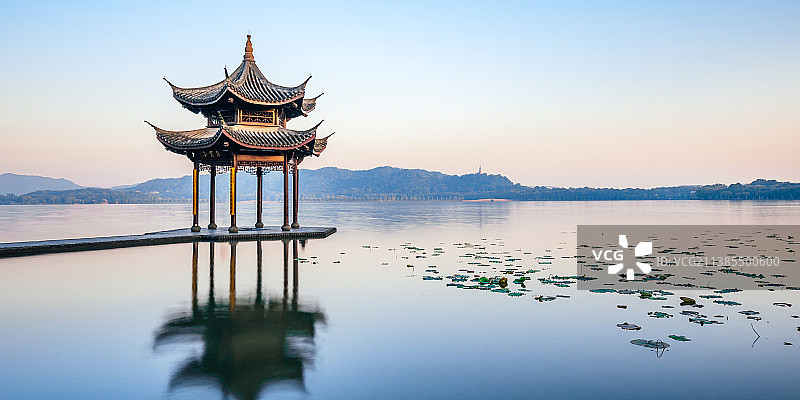 中国浙江杭州西湖集贤亭清晨风光图片素材