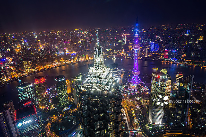 上海金茂大厦和东方明珠电视塔和浦东陆家嘴和浦西外滩地区的夜景图片素材