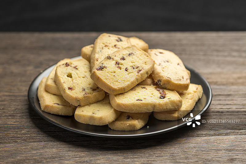 一盘蔓越莓曲奇饼干与咖啡特写图片素材