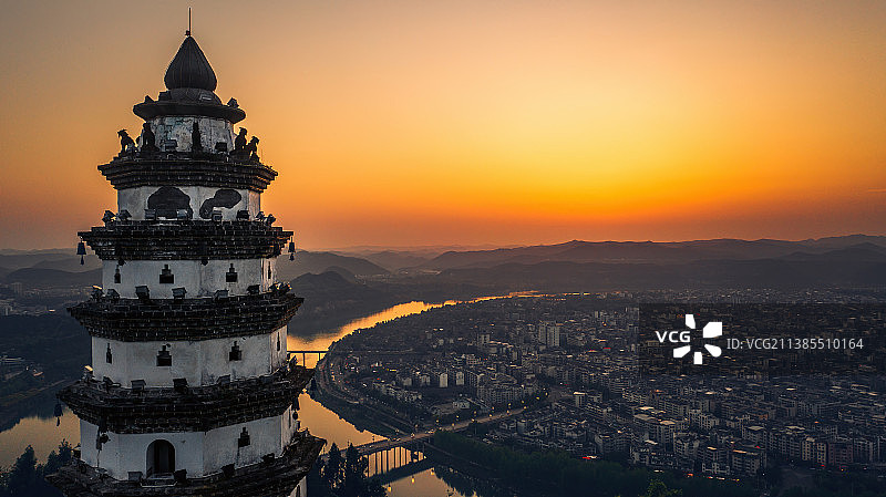 夕阳下的白塔图片素材